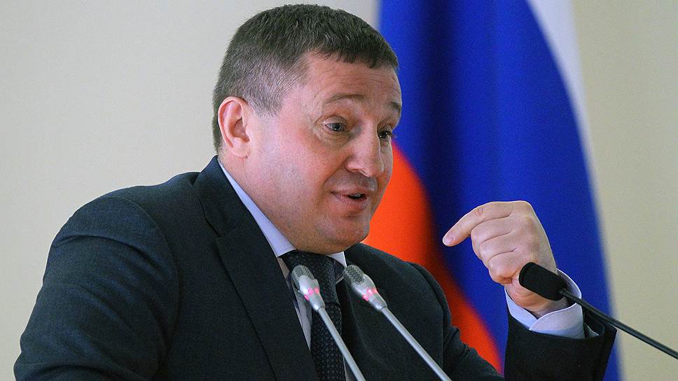 Оппозиция считает, что задержка с новыми педседателями комитетов вызвана тем, что губернатор региона Андрей Бочаров еще не определился с кандидатурами