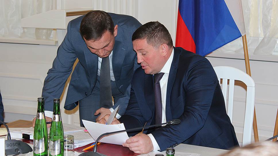 Андрей Бочаров (справа) поручил Евгению Харичкину сформулировать предложения по сокращениям в администрации