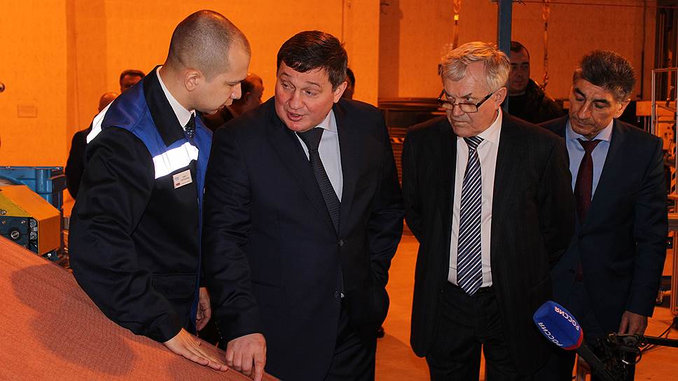 Губернатор Андрей Бочаров (второй слева) старается следить за тенденциями в региональной индустрии. Волжский завод «Газпромхимволкно» глава региона назвал эталоном, к которому нужно стремиться другим предприятиям.