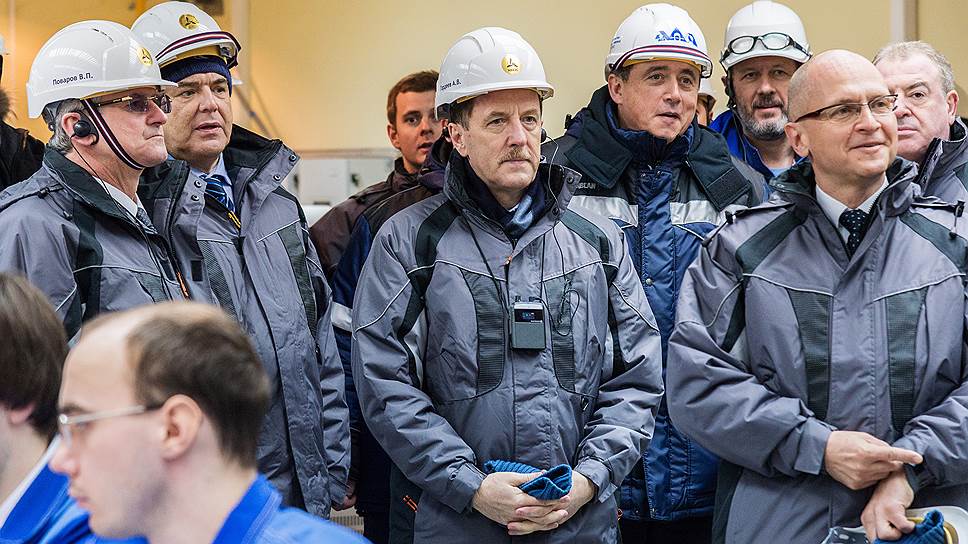Алексей Гордеев (слева) и Сергей Кириенко (справа) сверили время пуска шестого блока НВ АЭС
