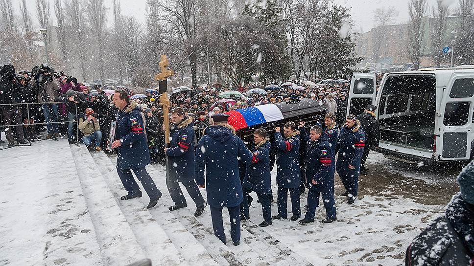На похороны летчика Олега Пешкова пришли тысячи гражданских и военных