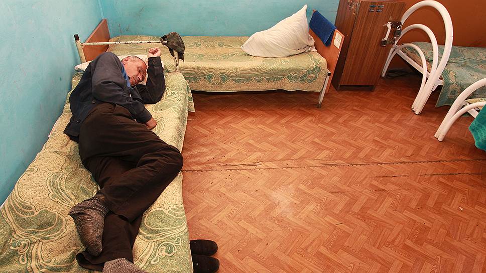 Новохоперский психоневрологический интернат в селе Алферовка. Пациент в палате во время сна, 2011 год.