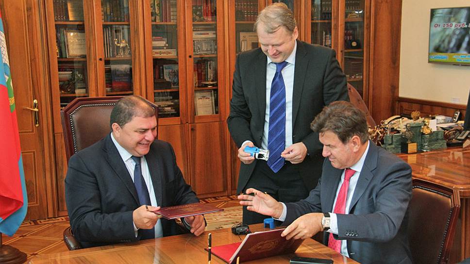 Губернатор Вадим Потомский (слева) и гендиректор «Атлантик Брендс» Эмир Хркович (справа) подписали соглашение о строительстве фабрики детского питания