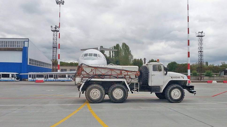 Администрация аэропорта «Воронеж» около семи часов не давала вылететь в Чечню самолету Як-42 авиакомпании «Грозный-авиа».