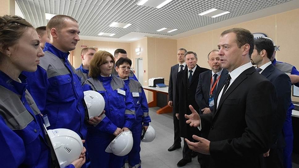 Премьер-министр РФ Дмитрий Медведев (справа) оставил после себя на СГОКе хорошее настроение
