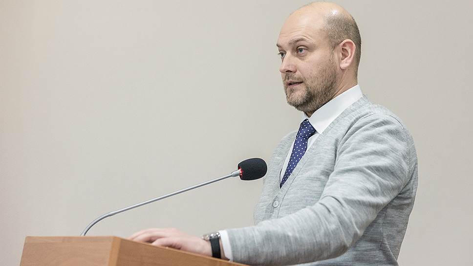 Член Общественной палаты Воронежа Константин Квасов во время слушаний.