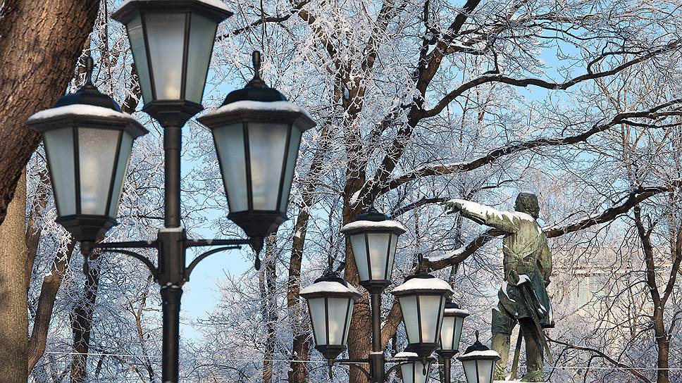 Морозное утро после снегопада. Памятник царю Петру Первому в Петровском сквере. 2011 год.