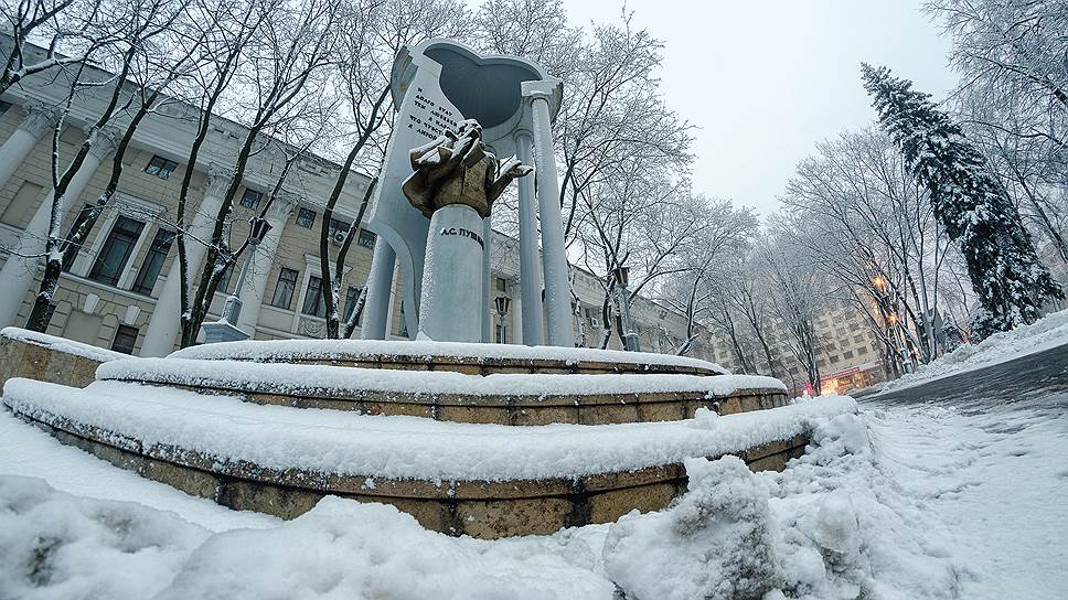 Памятник поэту Александру Пушкину в снегу