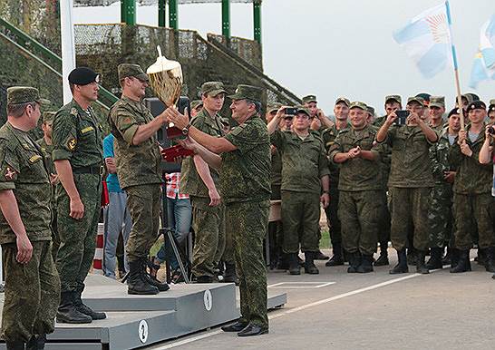 Генерал-майор Александр Перязев (в центре) 