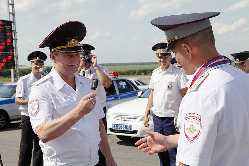 Генерал-майор Виктор Пестерев (слева)  отправляется служить 
на малую родину