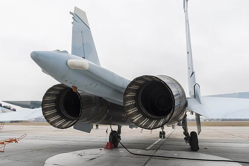 Ключевое отличие Су-30СМ от самолетов предыдущего поколения - сверхманевренность, обеспеченная в первую очередь двигателями с отклоняемым вектором тяги