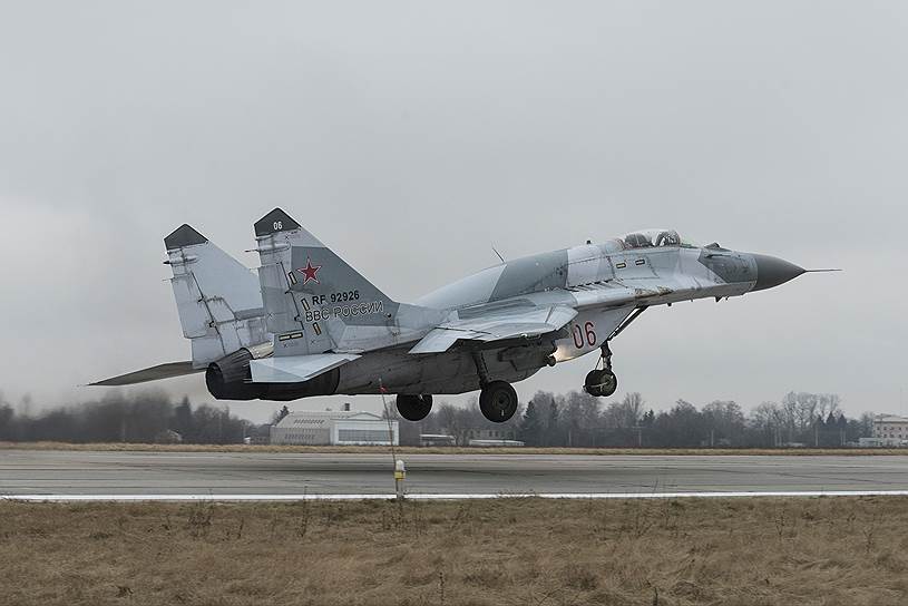 Курский авиаполк - единственный в стране, где на вооружении стоят МиГ-29СМТ. Он получил эти самолеты в 2009 году после отказа от них Алжира