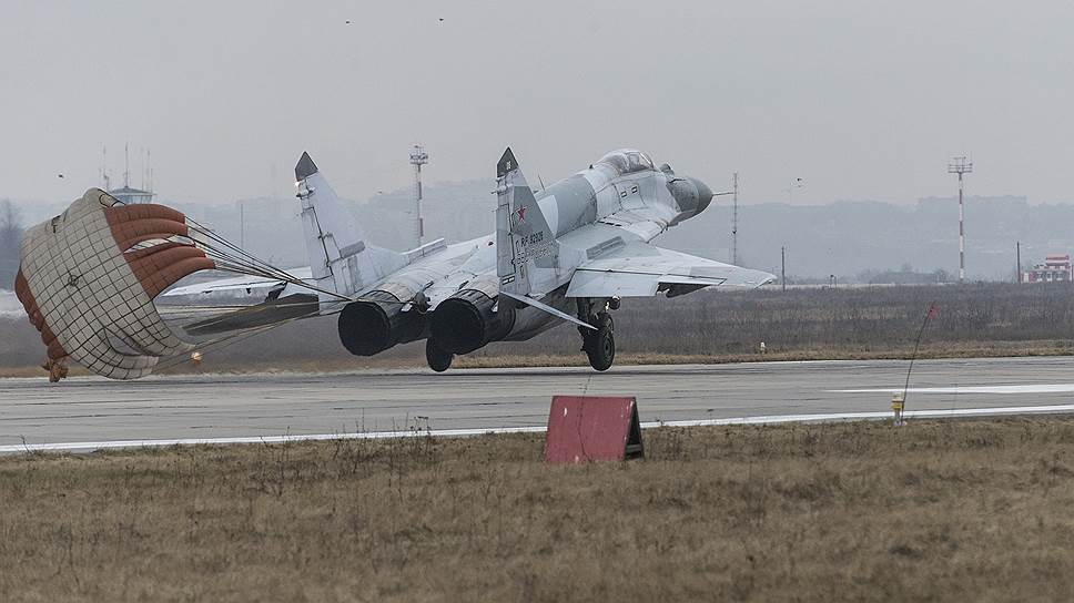 Сейчас пилоты авиаполка продолжают освоение Су-30СМ, но выполняют полеты и на Миг-29СМТ