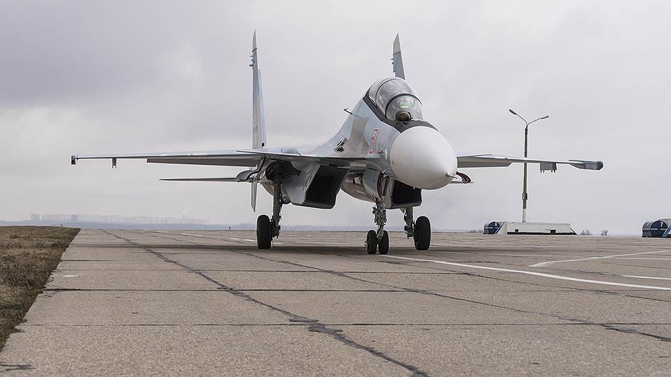По словам пилотов, им одинаково нравятся и одноместные МиГ-29, и двухместные Су-30. Но более крупный новый истребитель обладает большими удобствами для экипажа - к примеру, подогревом сидений