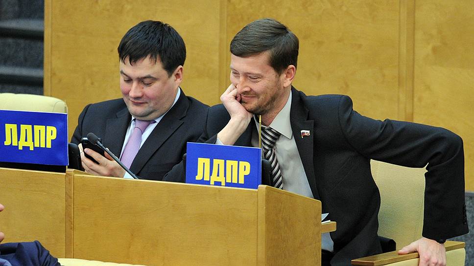 Критическое выступление депутата Госдумы Сергея Иванова (справа) запомнилось курским парламентариям