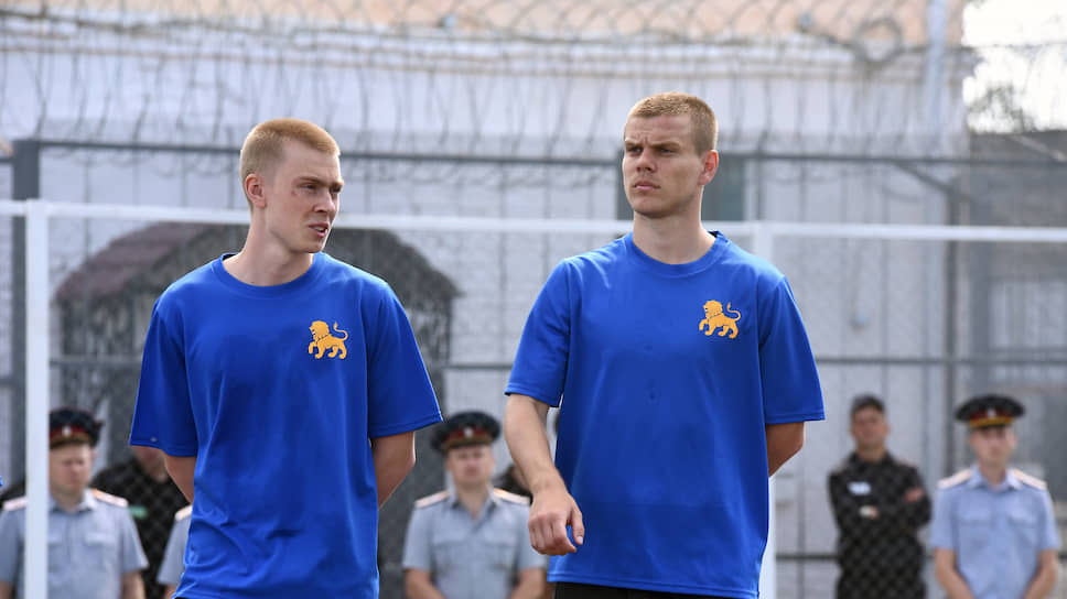 Бывший футболист сборной России Александр Кокорин (справа)