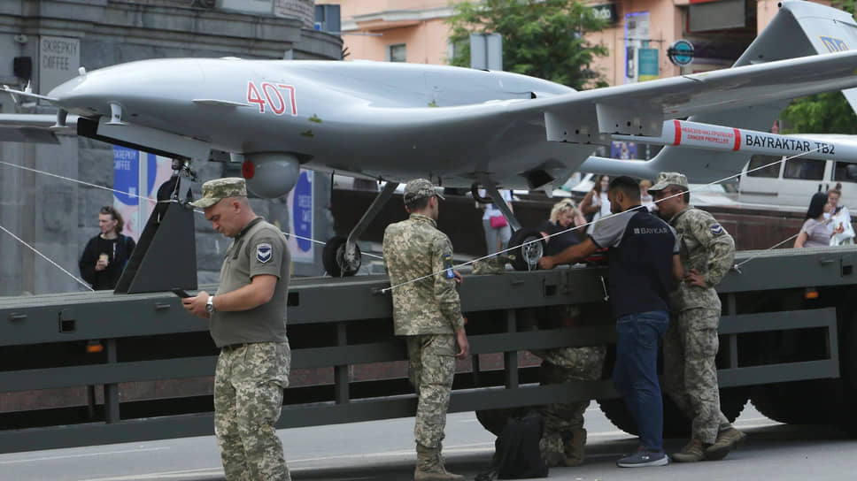 В поле под Курском были обнаружены обломки сбитых беспилотников турецкого производства, которые стоят на вооружении армии Украины