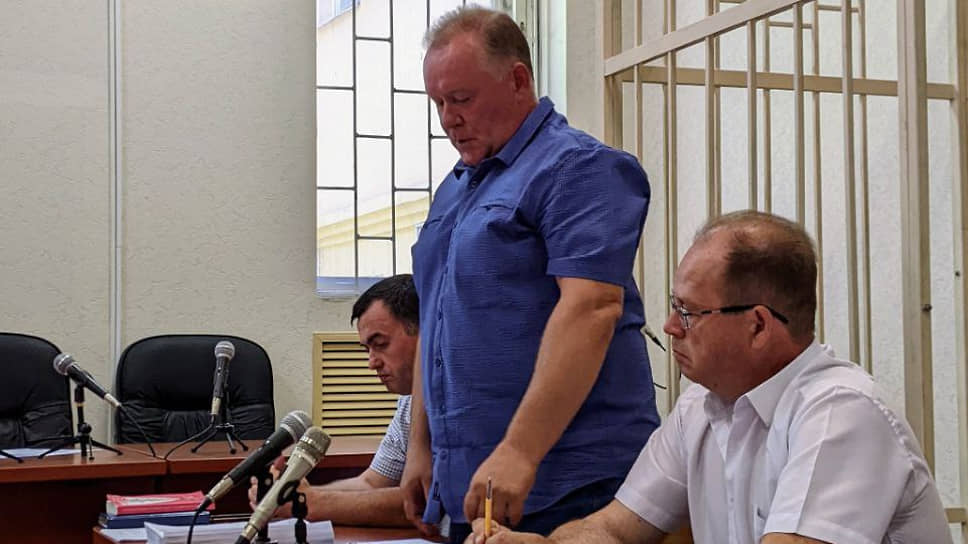 В Коминтерновском райсуде Воронежа началось рассмотрение по существу уголовного дела бывшего вице-мэра Юрия Бавыкина (на фото – стоит)