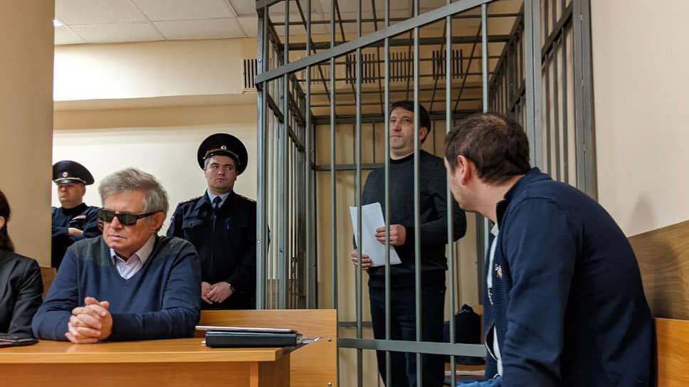 Воронежский депутат Роман Жогов (в центре) не признает себя виновным в мошенничестве и остается под стражей