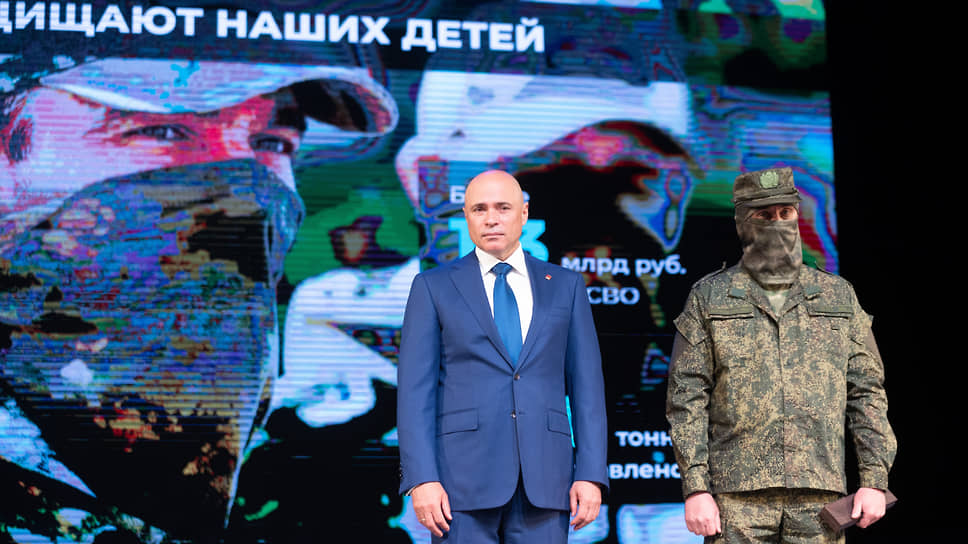 Игорь Артамонов (слева) пригласил на свой отчет даже военнослужащих из зоны СВО