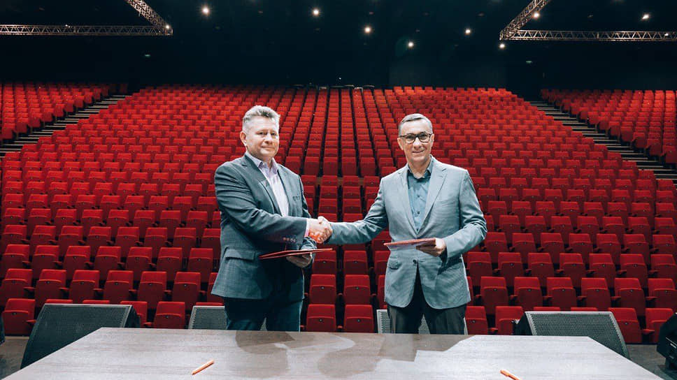 Девелопер Евгений Хамин (справа) доверил управление своим концертным залом топ-менеджерам МТС