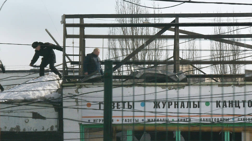 На юго-западе Воронежа один из БПЛА упал на крышу торгового павильона на местном рынке