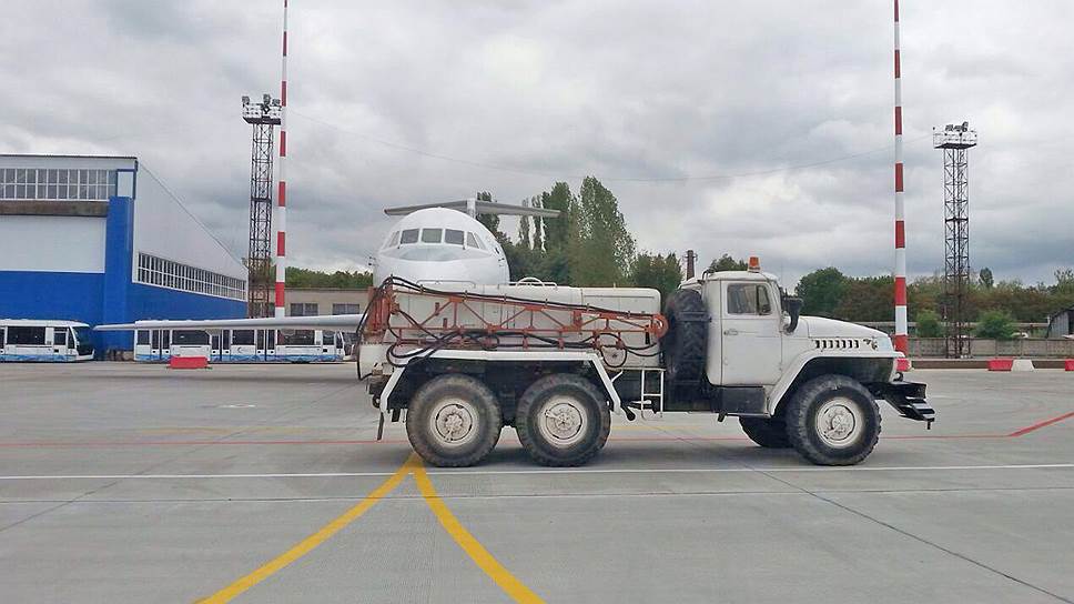 Администрация аэропорта «Воронеж» в течение трех часов не дает вылететь в Чечню самолету Як-42 авиакомпании «Грозный-авиа».