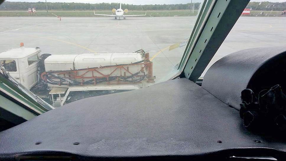 В аэропорту Воронежа перед Як-42 авиакомпании «Грозный-авиа» стоит «пятнадцатитонный «Урал»», который не дает самолету сдвинуться с места.
