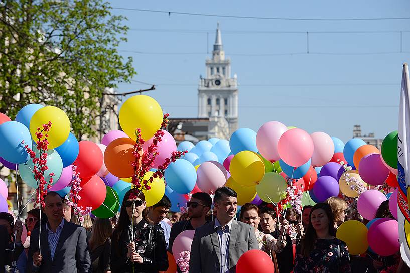 Порядка 30 тыс. человек прошли по проспекту Революции в Воронеже 1 мая