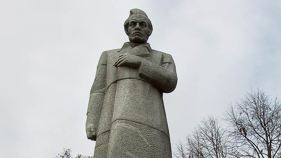 Памятник алексею михайловичу. Архангельск памятники поэтам. А В Кольцов памятник 1918. Памятник Алексееву Сыктывкар. Памятник Алексею Терновскому.