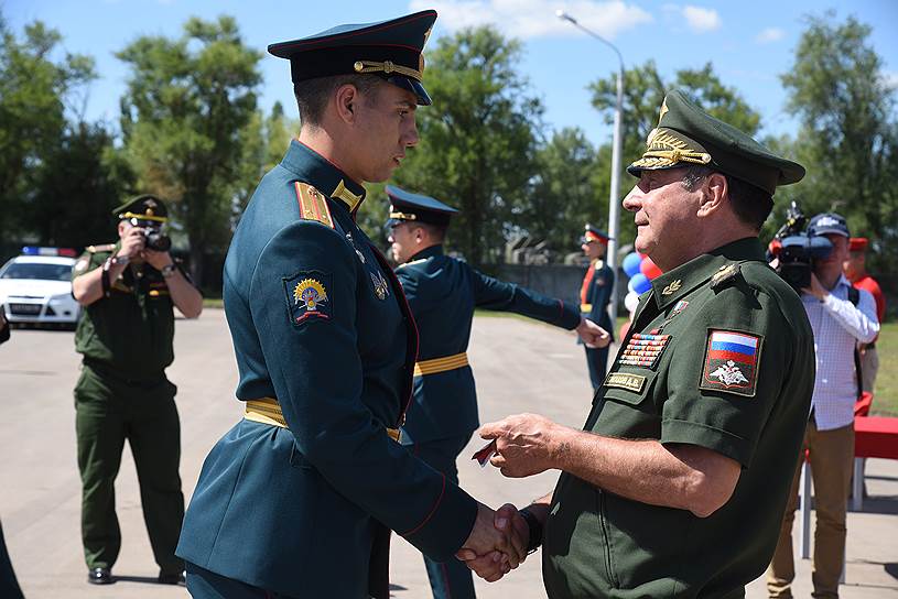 Заместитель министра обороны РФ Дмитрий Булгаков вручает ключи от квартир военнослужащим.