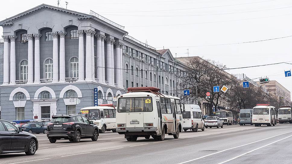 Виды центра города Курск. Пассажирский транспорт на улице Ленина