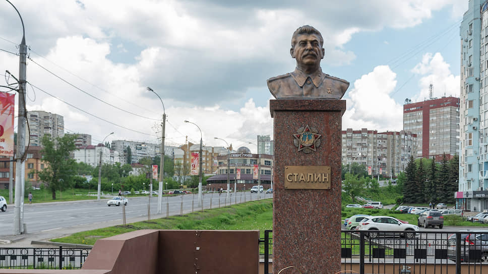 Памятник Иосифу Сталину возле липецкого обкома КПРФ
