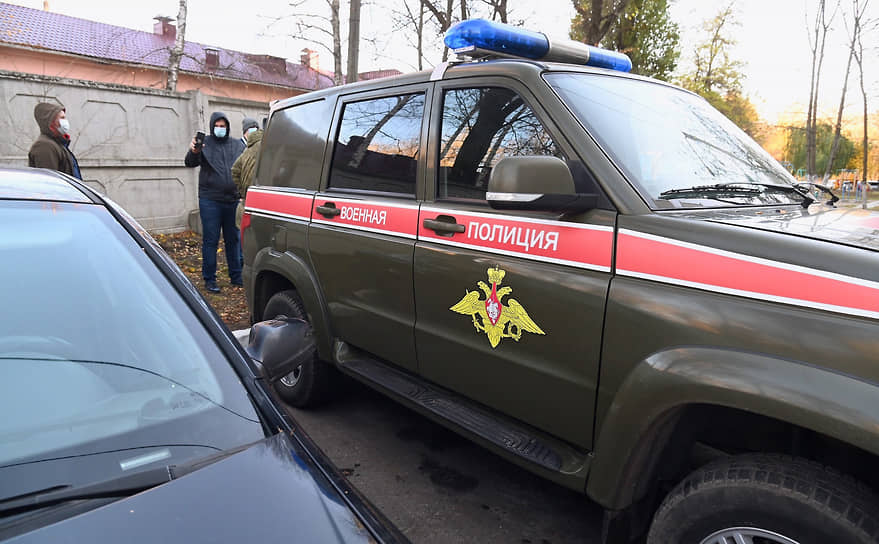 Автомобиль военной полиции во дворе дома солдата-срочника Антона Макарова, расстрелявшего троих сослуживцев