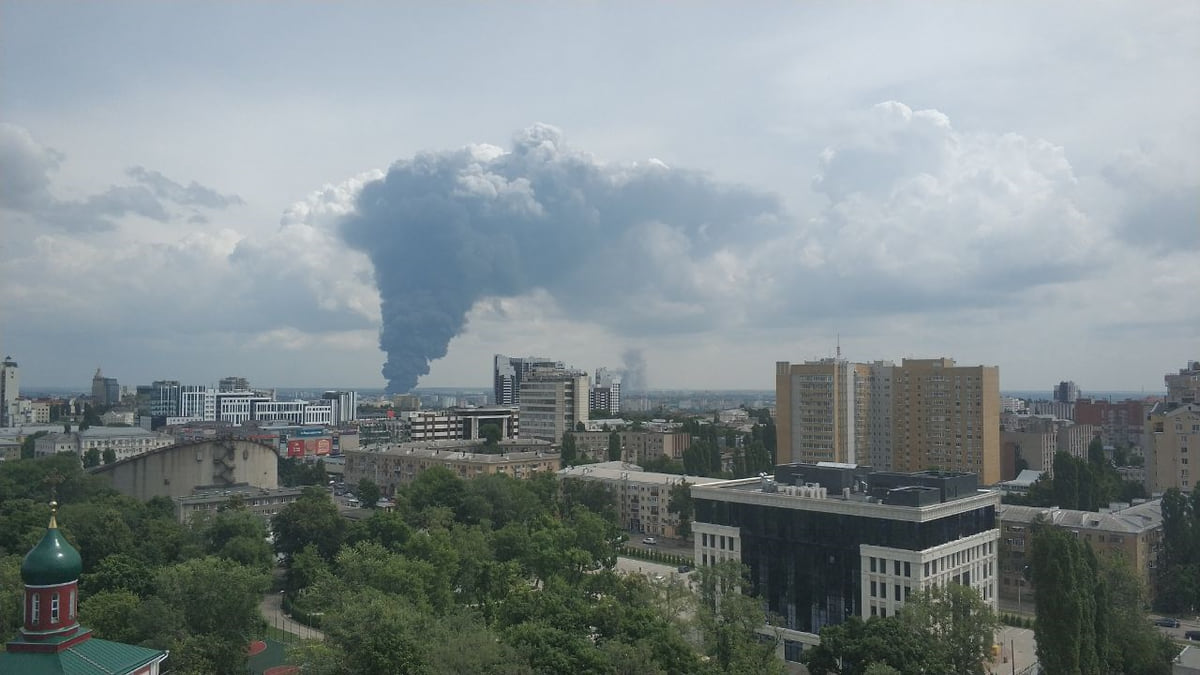 На левом берегу Воронежа произошел взрыв и начался сильный пожар в районе  нефтебазы – Коммерсантъ Воронеж