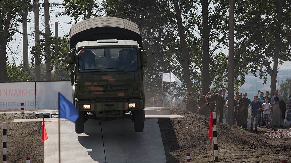 Китайские военные прибыли в Острогожск на своих автомобилях. Белорусы предпочли выступить на российской технике