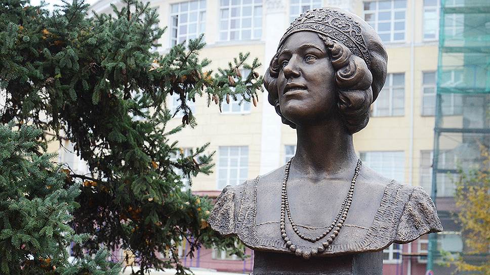 Уроженка Курской губернии Надежда Плевицкая была названа императором Николаем II «курским соловьем» 
