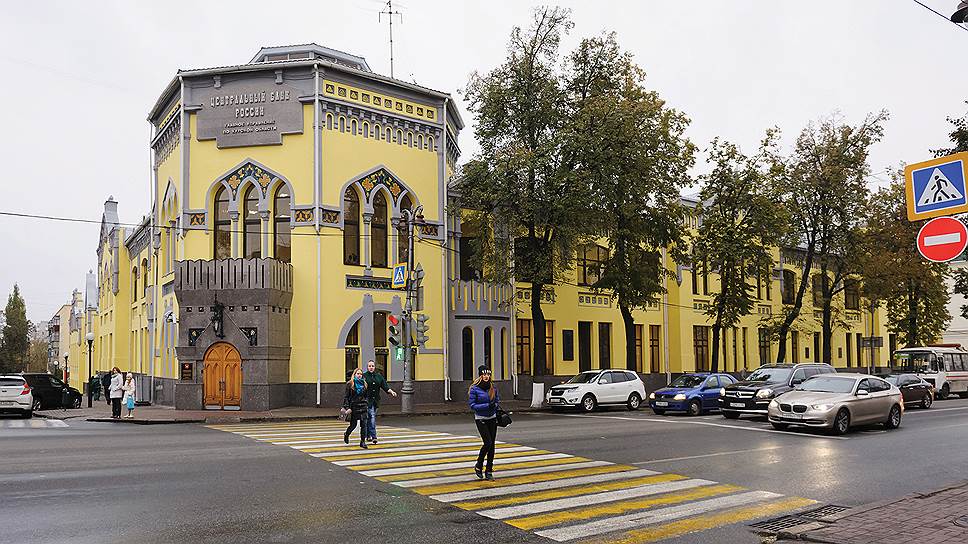 Здание бывшего крестьянского банка в псевдорусском стиле (ныне госбанк) на ул. Ленина