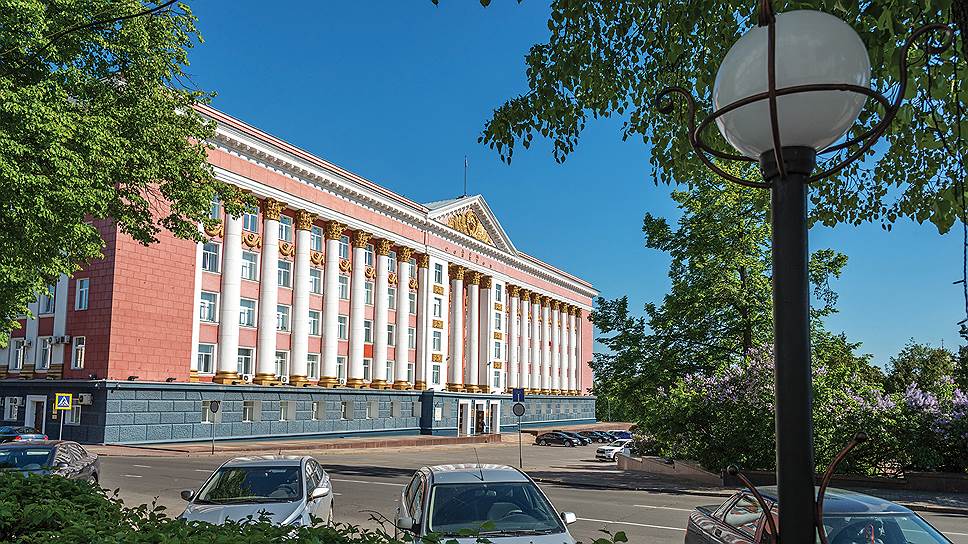 Здание администрации Курской области (Дом Советов), построенное в стиле классицизма