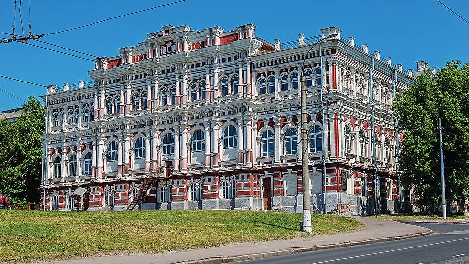 Здание Дворянского собрания (к. XIX века), ныне концертный зал курской филармонии на ул. Сонина