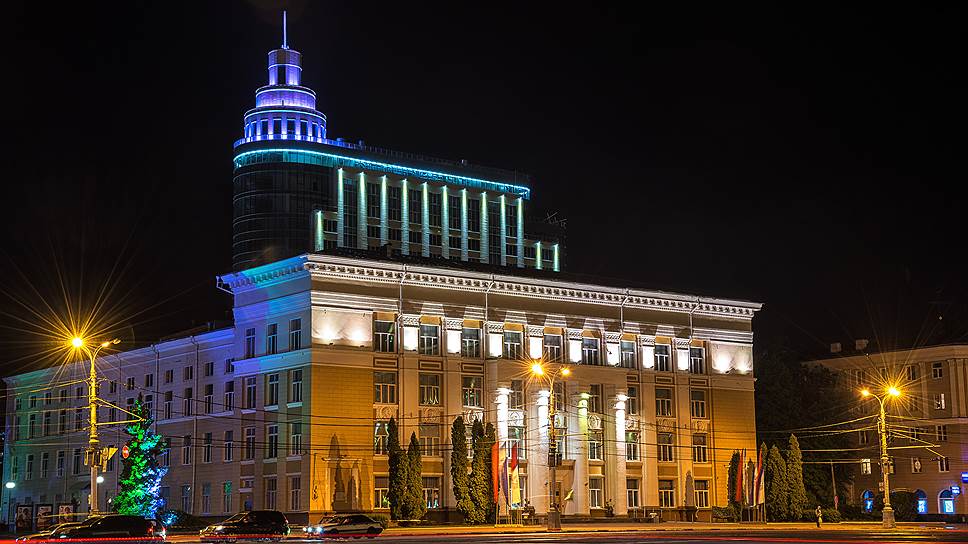 Воронежская областная универсальная научная библиотека имени И.С. Никитина (на переднем плане). Отель Ramada Plaza.