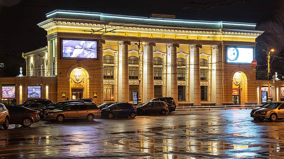 Кинотеатр «Спартак». Здание было построено в 1908 году, В 1950-х реконструировано. в 2002 году обновили фасад. 