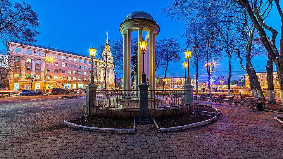 Пушкинский сквер.В 1999 году здесь был открыт памятник Пушкину авторства Ивана Дикунова и Эльзы Пак. 