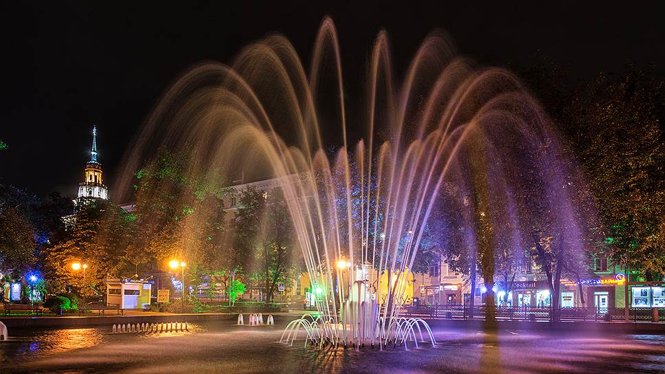 Кольцовский сквер. Первый фонтан установили здесь в 1877 году. В 1937 году его заменили на более современный. К новому году монтируют зимний фонтан.
