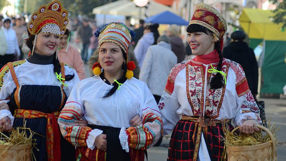 Участники межрегиональный событийный туристский фестиваль «Русская закваска» в старинных национальных костюмах
