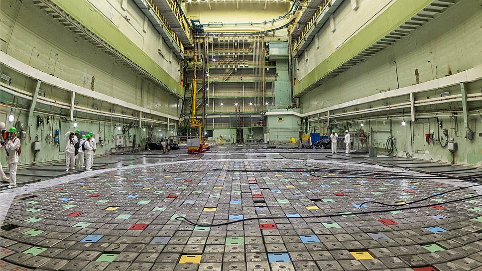 Реакторный зал АЭС и крышка реактора, через которую осуществляется разгрузка-загрузка ядерного топлива без остановки работы реактора.