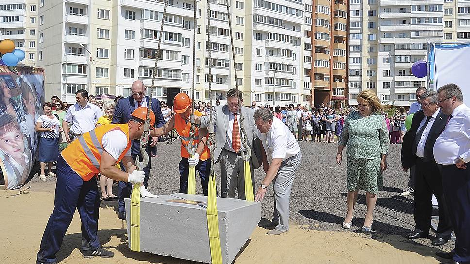 Закладка камня при строительстве школы в Железногорске (2016 год)
