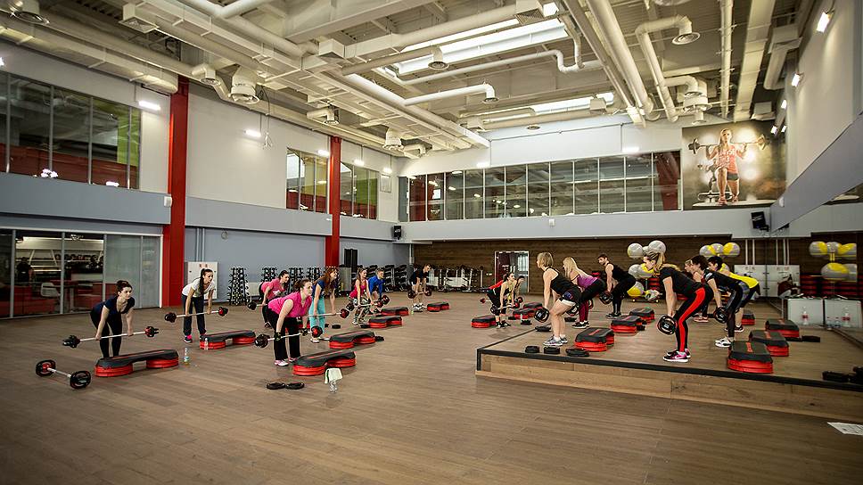 Территория фитнеса в «МегаГРИНН» в Курске занимает более 15 тыс. кв. метров, включает несколько залов для тренировок, бассейны, кафе, бани, массажный центр