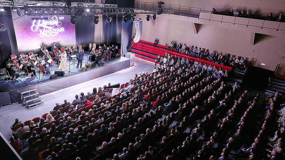 Уникальный концертный зал с трансформируемыми трибунами на 1100 человек был полностью заполнен во время гала-концерта Русского камерного оркестра, прошедшего вечером 10 февраля в «МегаГРИННе»