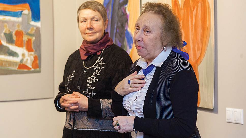 Татьяна Нечаева (слева)  и Ирина Старженецкая на выставке «Ирина Старженецкая. 
Библейские холмы»